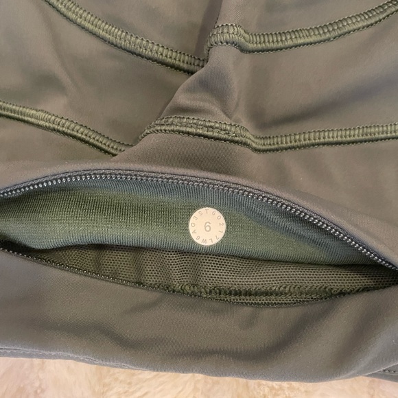 Lululemon Final Lap Crop, size 6 - Picture 6 of 6